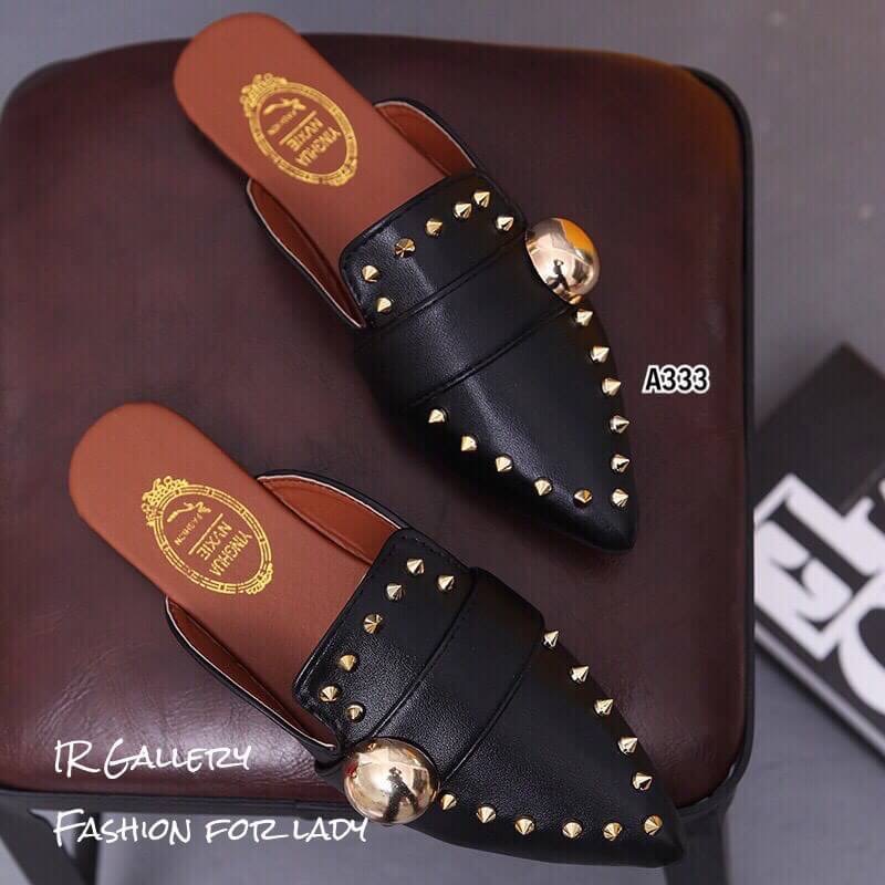 แบบขายดี!!! พร้อมส่ง มาแร้วคร้างานที่กำลังเป็นที่นิยมในตอนนี้ ลำลองทรงสลิปเปอร์หนังนิ้มนิ่มด้านหน้าประดับอะไหล่หมุดทอง แบบเปิดส้นสวมใส่ง่ายรองพื้นเสริมนวมนุ่มใส่นุ่มเท้า ส้นยางกันลื่นหนา 1 ซม. ใส่แล้วดูโดดเด่นฟรุ้งฟริ้ง มุ้งมิ้งสุดๆเลยค้า