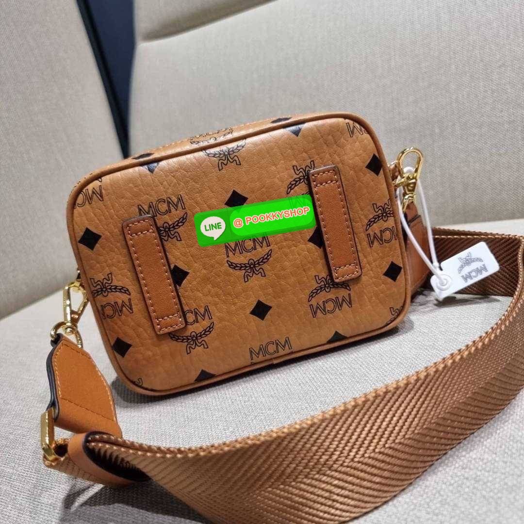 MCM X-MINI KLASSIK CROSSBODY BAG IN VISETOS รุ่นยูนิเซ็กส์มาแล้วจ้า!! ไซส์นี้ใช้ได้ทั้งหนุ่มๆสาวๆไปเลย กระเป๋าสะพายข้างทรงครอสบอดี้ ใบเล็กขนาดกะทัดรัด วัสดุหนังแคนวาสคุณภาพดี มีช่องหลัก 2 ช่อง ภายในมีช่องย่อยให้ 1 ช่อง มาพร้อมสายสะพายสปอร์ตที่ดีไซน์หรูไม่