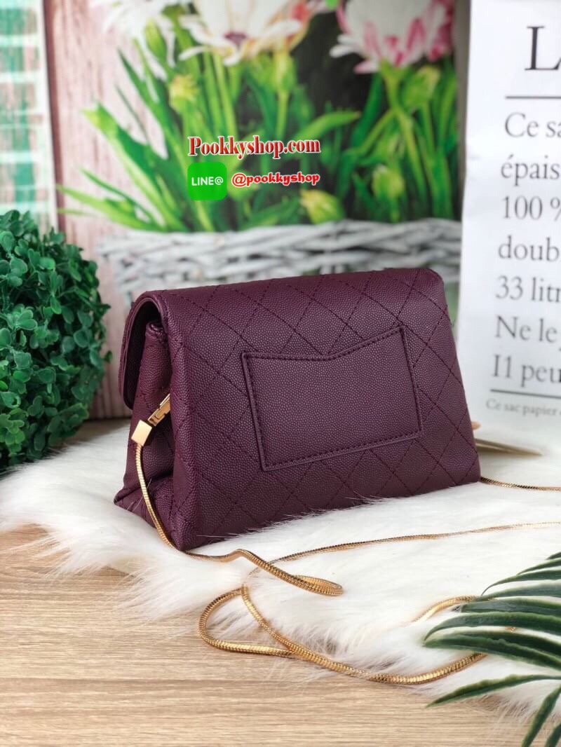 CHARLES & KEITH QUILTED PUSH-LOCK CLUTCH กระเป๋าสะพายข้าง/ครอสบอดี้ ใบกะทัดรัดวางอยู่ทรง. วัสดุหนังพิมพ์ลายคาเวียร์ ตัวกระเป๋าเดินด้ายเป็นลายตารางสวยงาม ด้านหลังมีช่องใส่บัตร 1 ช่อง เปิดปิดด้วยตัวล็อก ด้านในแบ่งเป็น 2 ช่องใหญ่ รุ่นนี้ใส่ Iphone7 ได้ กระเป