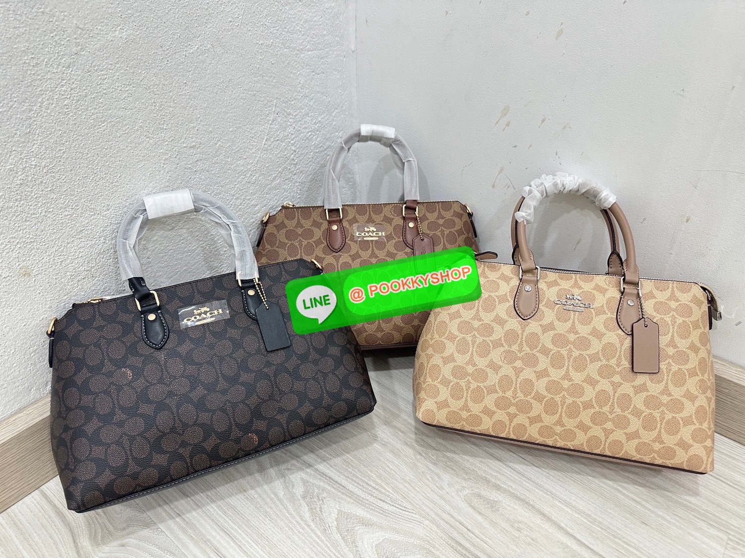 Coach CW422 Georgia Satchel Bag In Signature Canvas คลาสสิก เรียบหรู ใช้ได้ทุกโอกาส ใบนี้ไม่มีไม่ได้! Coach CW422 รุ่น Rowan Satchel คลาสสิก สวยหวานแต่ดูแพง ทรงหมอนถือได้ สะพายได้ น้ำหนักเบา ฟังก์ชันครบ ใส่ของได้เยอะ ไม่ต้องคิดนาน! จะออกงาน ทำงาน หรือใช้ท