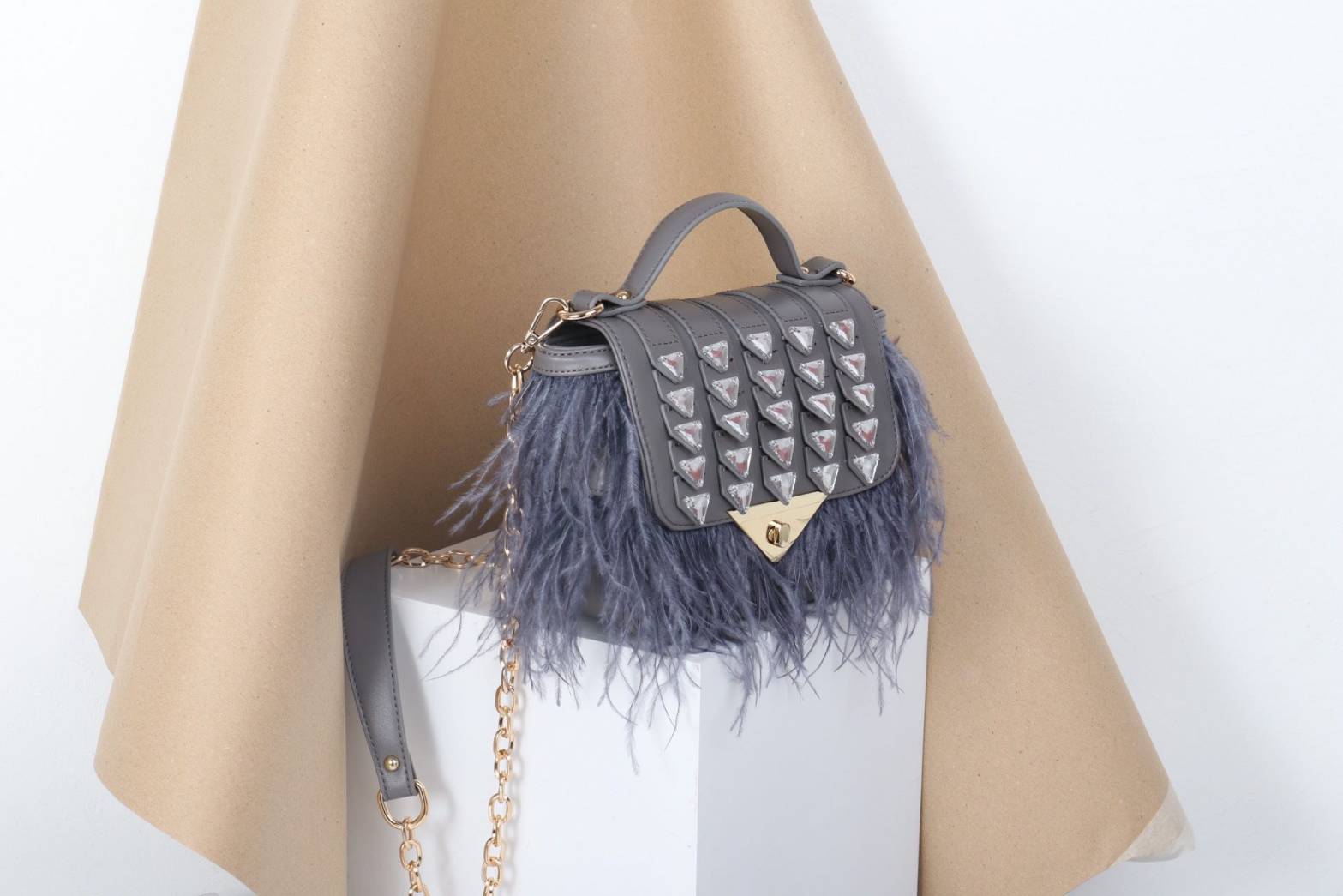 มาอีกรอบละจร้าาา มากี่รอบก็ไม่เคยพอขาย ใครรออยู่จับจองกันได้เลยจร้า Tui bag งานสวย เพชรงดงาม ขนฟูฟ่อง สวยไม่มีที่ติเลย ดูหรูหรามีราคามากที่สุด มีสายโซ่สะพายยาวเพิ่มความแมทกับกระเป๋า ให้ดูดีได้อีก รีบจัดเลยน้าาาทา