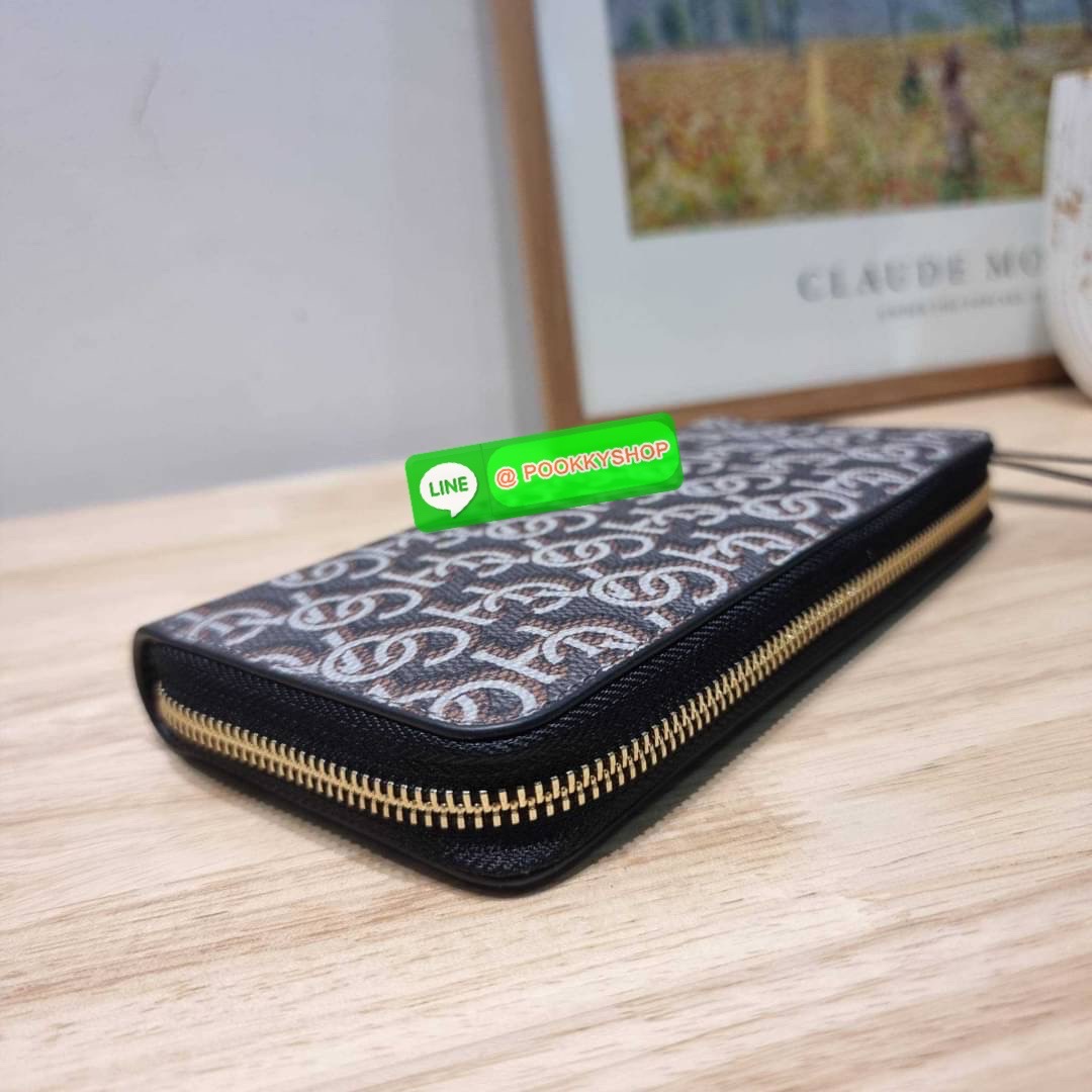 COACH CF521 LONG ZIP AROUND WALLET WITH SIGNATURE MONOGRAM 🔆 Details กระเป๋าสตางค์ใบยาว คอลเลคชั่นใหม่ กับดีไซน์ใหม่ ฉีกกฏทุกการดีไซน์ ด้วยลวดลายโมโนแกรมรอบใบโดดเด่น สะดวกใช้งานด้วยสายคล้องมือที่สามารถถอดออกได้ พกพกง่ายที่สุด รูดใช้งานด้วยซิปรอบใบ