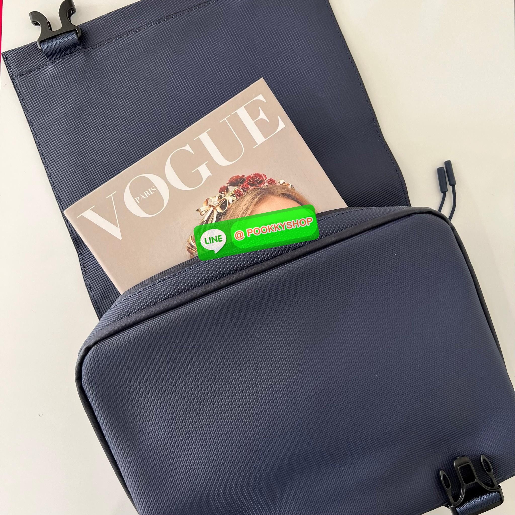 Men's L.12.12 Clipped Flap Adjustable Shoulder Strap Small Pouch วัสดุ PVC คุณภาพดีตามแบบฉบับแบรนด์ น้ำหนักเบา กันน้ำ ด้านหน้ามีโลโก้เหล็ก ฝาเปิดปิดด้วยคลิปล๊อค 2 ด้าน ช่องหลัก ด้านในมีช่องซิปพร้อมหัวซิปแบรนด์ ใส่กระเป๋าสตางค์ใบยาว ipad มือถือ ของจุก