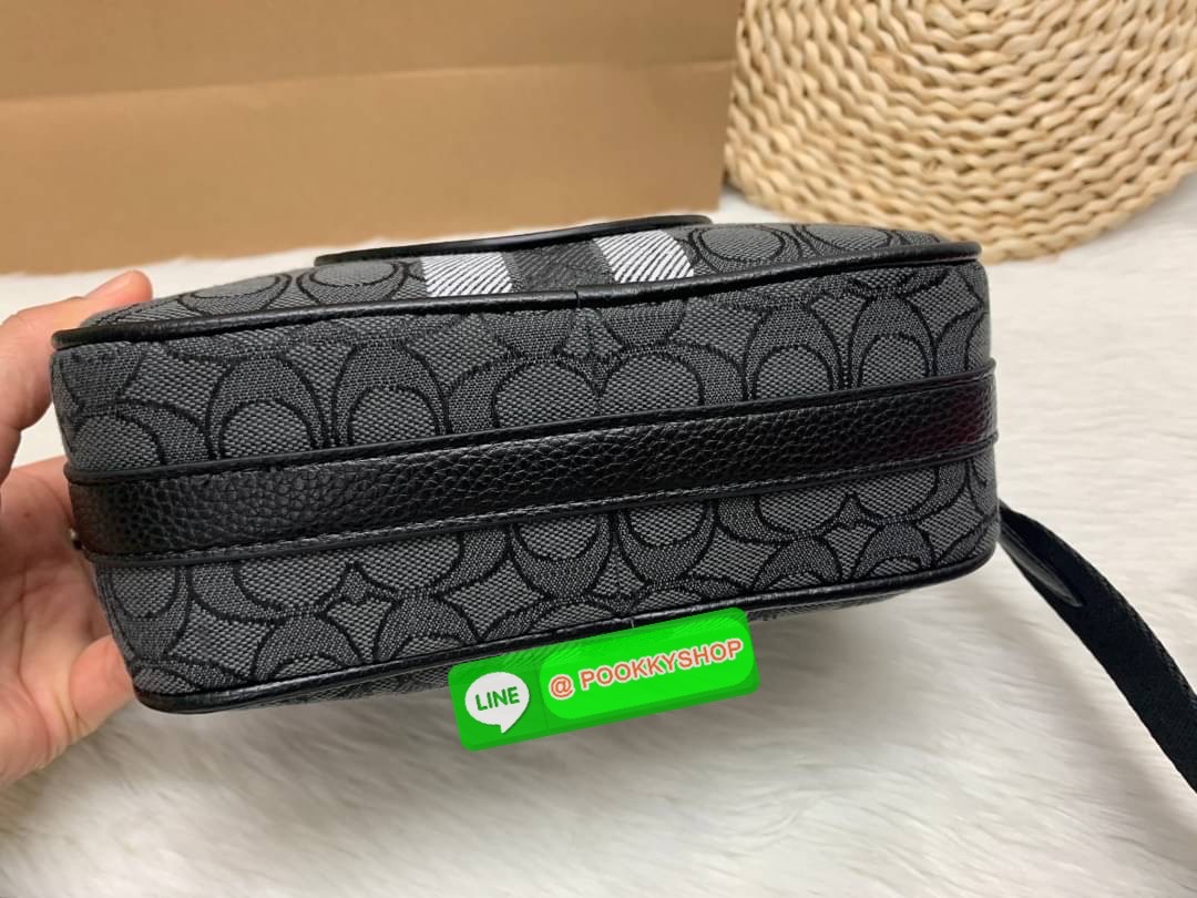 New arrival! 🌈รุ่นใหม่ห้ามพลาดค่ะ! Coach Dempsey Camera Bag In Signature Jacquard With Stripe And Coach Patch ((1912)) พร้อมส่งที่ไทย! กระเป๋าสะพายครอสบอดี้ร์กรือสะพายข้างได้ วัสดุJacquard+หนังแท้ สวยงามมากๆค่ะ ด้านหน้ามีป้ายวงกลมหนังโลโก้แบรนด์ เ
