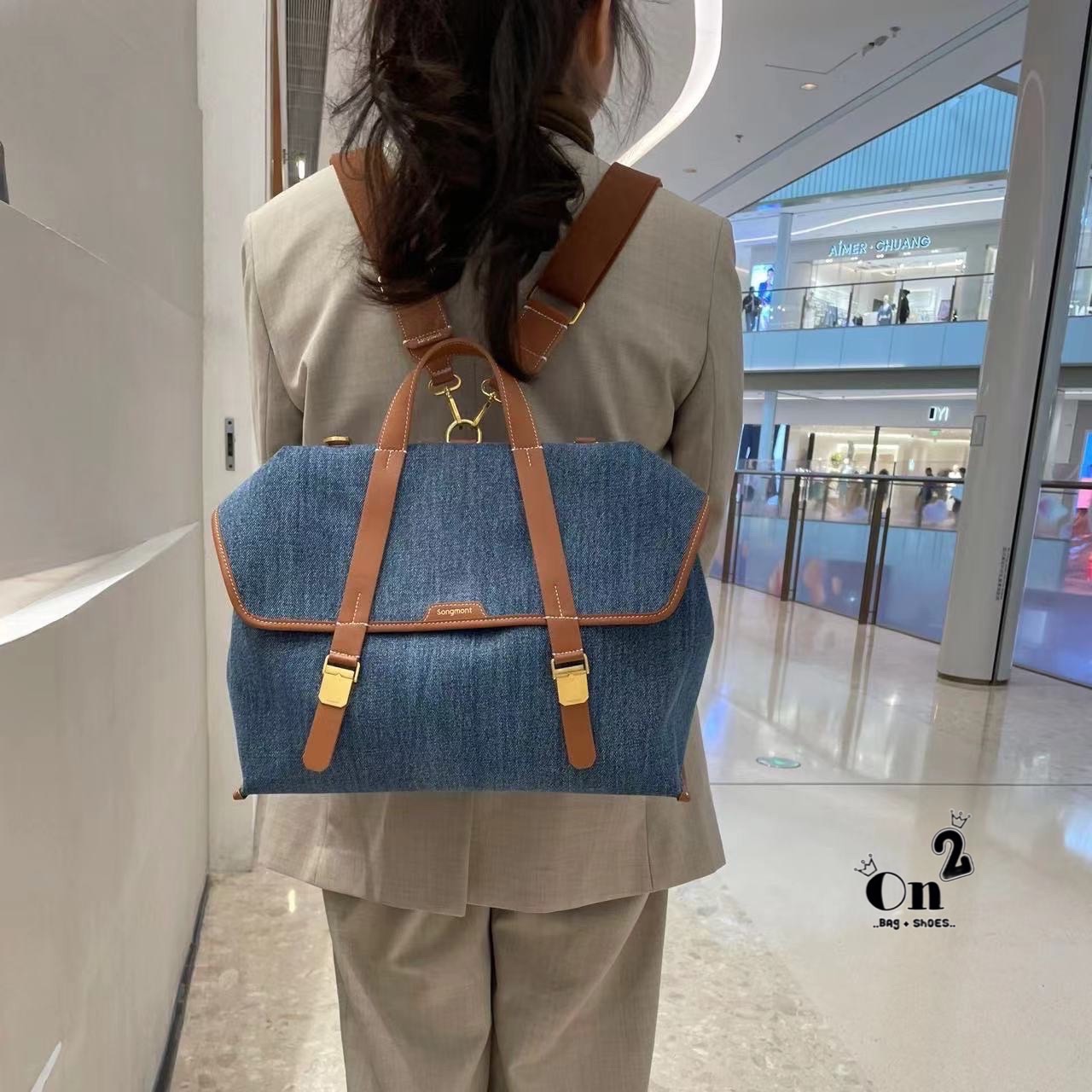 Songmont backpack วัสดุตัวกระเป๋าทำจากผ้าdenim อย่างดี ตรงสายทำจากหนังแท้ real leather อะหลั่ยสีทอง ของจริงน่ารักมากๆ มาพร้อมสายยาว 2 เส้น ทำจากผ้าไนล่อนอย่างหนา