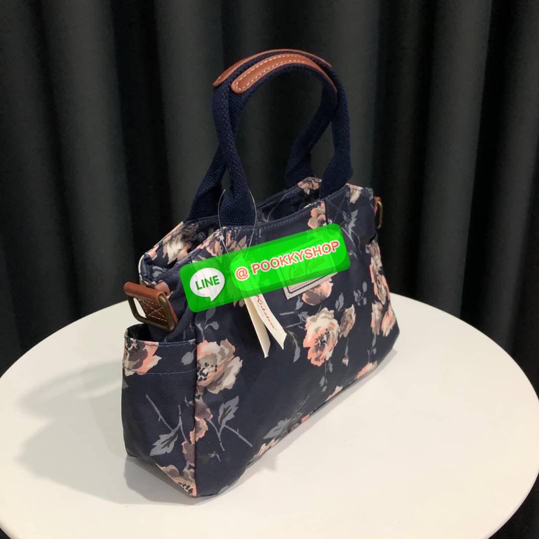 Cath Kidston Mini day Bag กระเป๋าถือหรือสะพายสุดชิค เหมาะสำหรับใช้สะพายในวันทำงานหรือวันสบายๆ เก็บของใช้ระหว่างวันได้เยอะค่ะ เปิด-ปิดด้วยซิป ด้านในมี 1ช่องใหญ่ ช่องซิป 1ช่องและช่องเล็กให้แยกเก็บมือถือของจุกจิก สวยคุ้มมากๆ มีหูจับ มาพร้อมสายสะพายยาวปรับระด