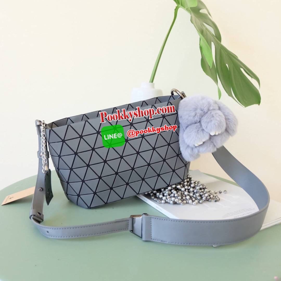 ใหม่ล่าสุด กระเป๋า จากแบรนด์ David Jones กระเป๋าถือ/สะพายข้างดีไซน์เกร๋มาก สีสวยหรูมาก ขนาดกำลังดีเลย น้ำหนักเบามากคะ ภายในมีช่องเก็บของจุกจิกได้ พิเศษ !! แถมน้องกระต่ายขนฟู เข้าset กับกระเป๋าเลยค่า น่ารักมากๆ มีถุงผ้าแบรนด์ให้คะ ใบจริงสวยมากคะ ดีต่อใจ มี