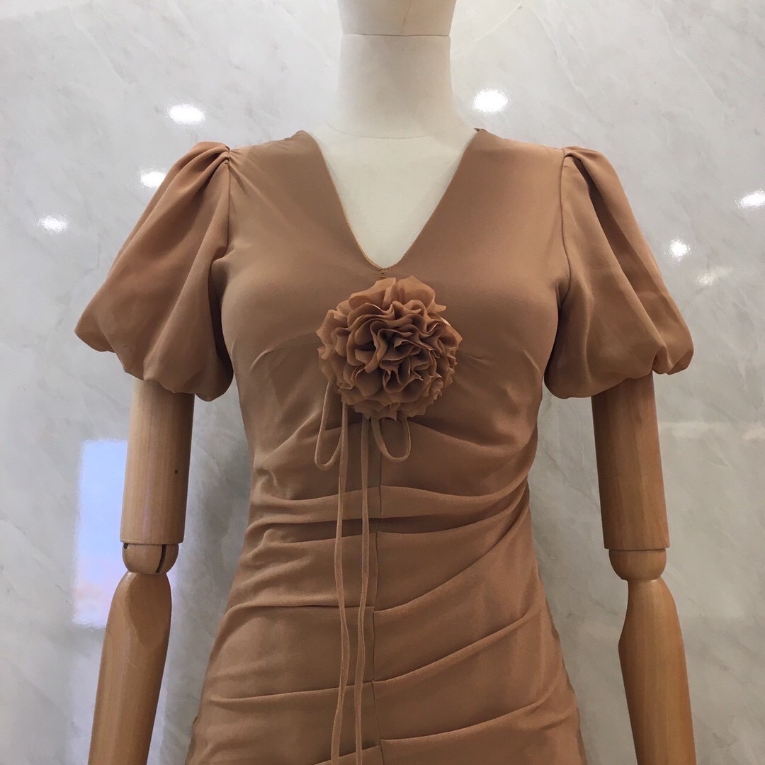 เดรสแฟชั่น Mocha Blossom Dress – เดรสชีฟองผูกอก สีมอคค่านุ่มละมุน