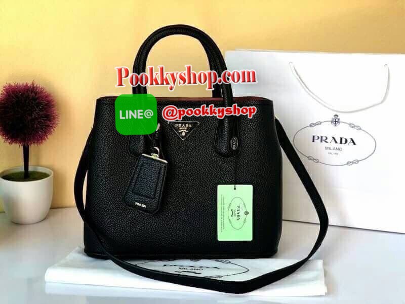 จากแบรนด์ PRADA กระเป๋าหนังลายลิ้นจี่ เคลือบกันน้ำและกันรอยขูดขีด ดูแลง่าย ป้องกันรอยขูดขีดได้ดี ปรับขยายข้างได้ เปิดปิดด้วยซิป ใบนี้มีสายยาวให้คะ เลิศมาก สะพายเป็น shoulder bag ได้เลย ขนาดกำลังดีตัวกระเป๋าไม่หนักมาก ใส่ ipad ของใช้จุกจิกได้หมด จุของได้เย