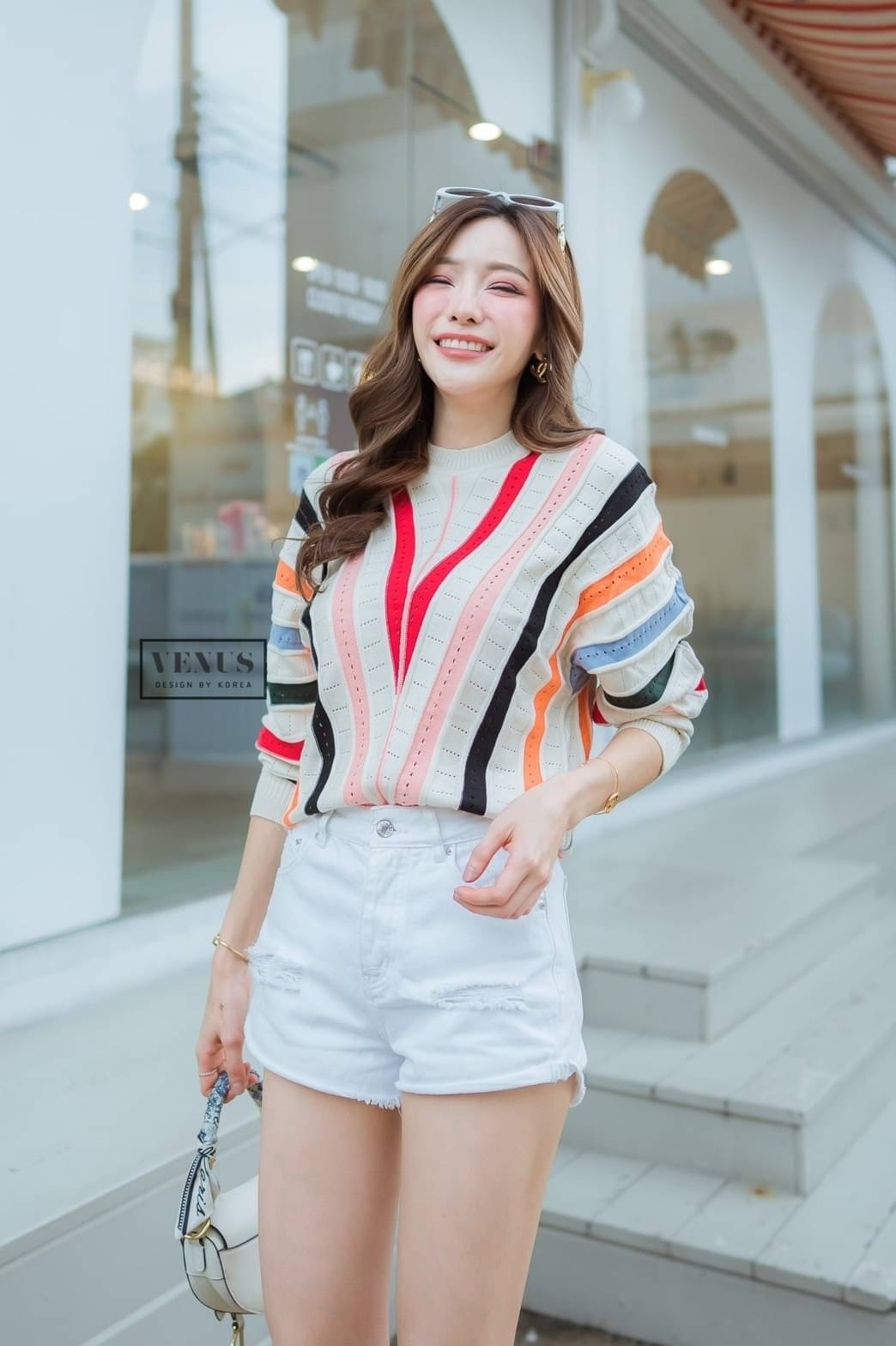 Restock ♥️♥️♥️ I'm Lady By Venus เสื้อแขนยาวผ้าทอนุ่ม ทอลายคอลเลอร์ฟลูสลับสีกันน่ารักมากๆนะคะ เนื้อผ้าทอนุ่มใส่สบายสุดๆคะ แม๊ทกับกางเกงยีนขาสั้นก็สวยคะ