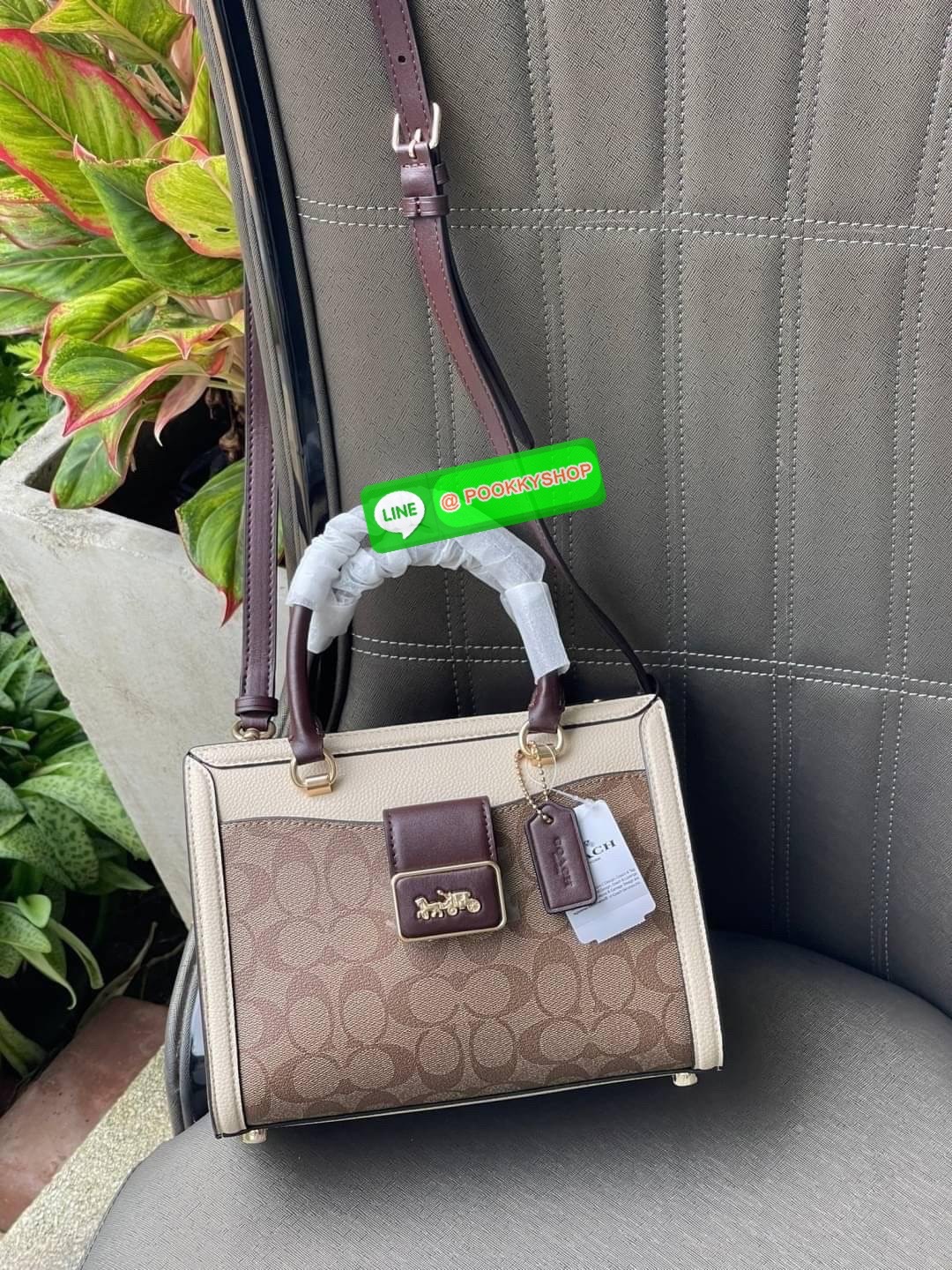 Coach Grace Carryall In Signature Canvas กระเป๋ารูปทรงสี่เหลี่ยมสุดคลาสสิก เป็นกระเป๋าอเนกประสงค์ที่สามารถใช้ได้แทบทุกโอกาส ไม่ว่าจะไปเรียน, ไปทำงาน, ไปเที่ยว หรือแม้แต่ไปชอปปิง ด้วยขนาดที่กำลังดี ไม่ใหญ่เทอะทะ แต่ก็ไม่เล็กจนเกินไป มาพร้อมหูหิ้วทั้งด้านบน