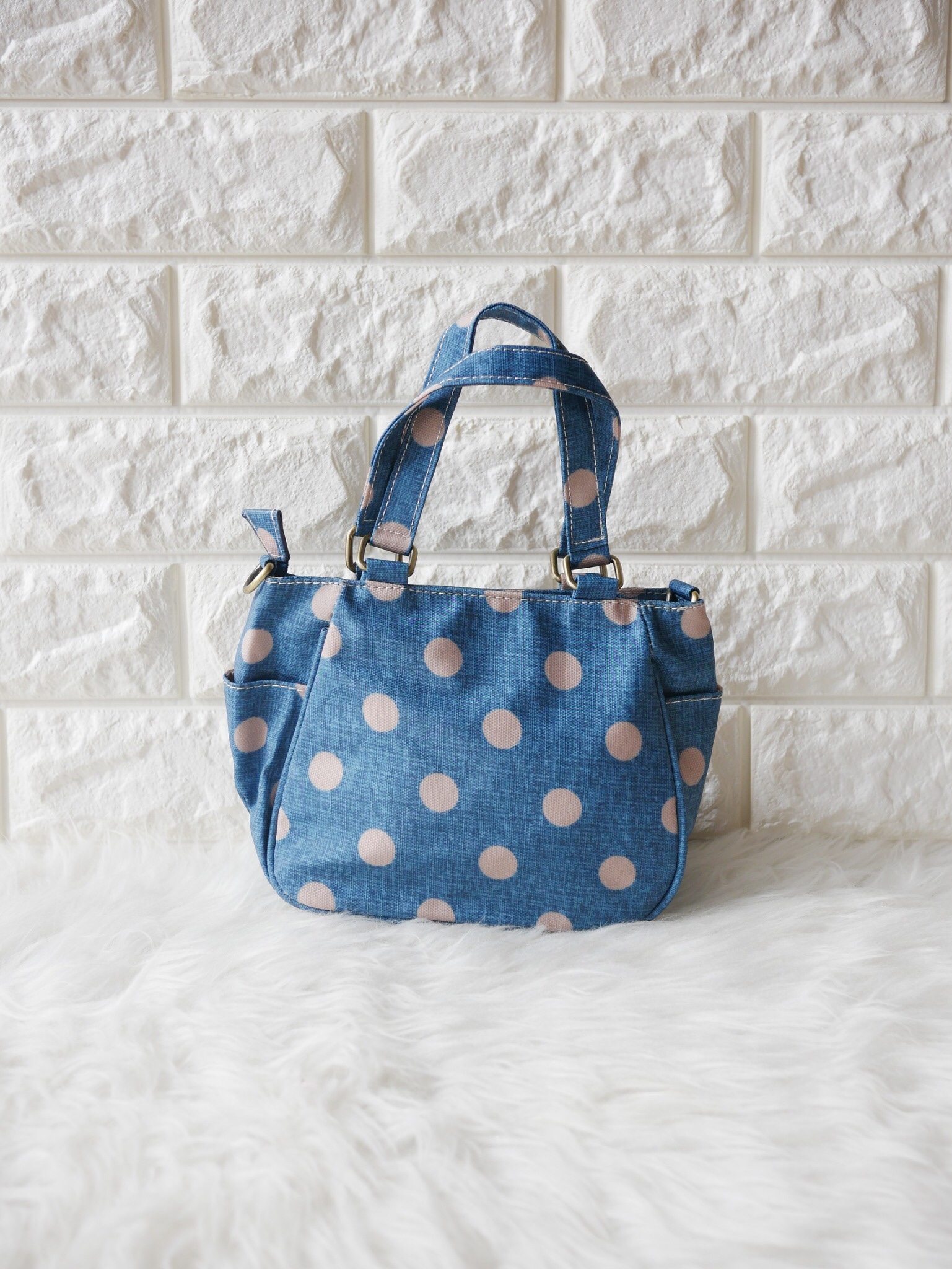 กลับมาทวงบังลังก์ความน่ารัก (cute) น้องเป๋าใบนี้ชื่อว่า (crown)SW 2660-1(crown) ขอมอบมงความคิ้วท์ให้ไปเลย ขนาดกำลังกะทัดรัด 16 x 18 x 9 ซม. (incoming call) ใส่มือถือได้ (wallet) ใส่กระเป๋าตังค์ได้ ใช้ออกงาน (romantic date) ใช้ออกเดท น้องน่ารักน่ารักจริงๆ