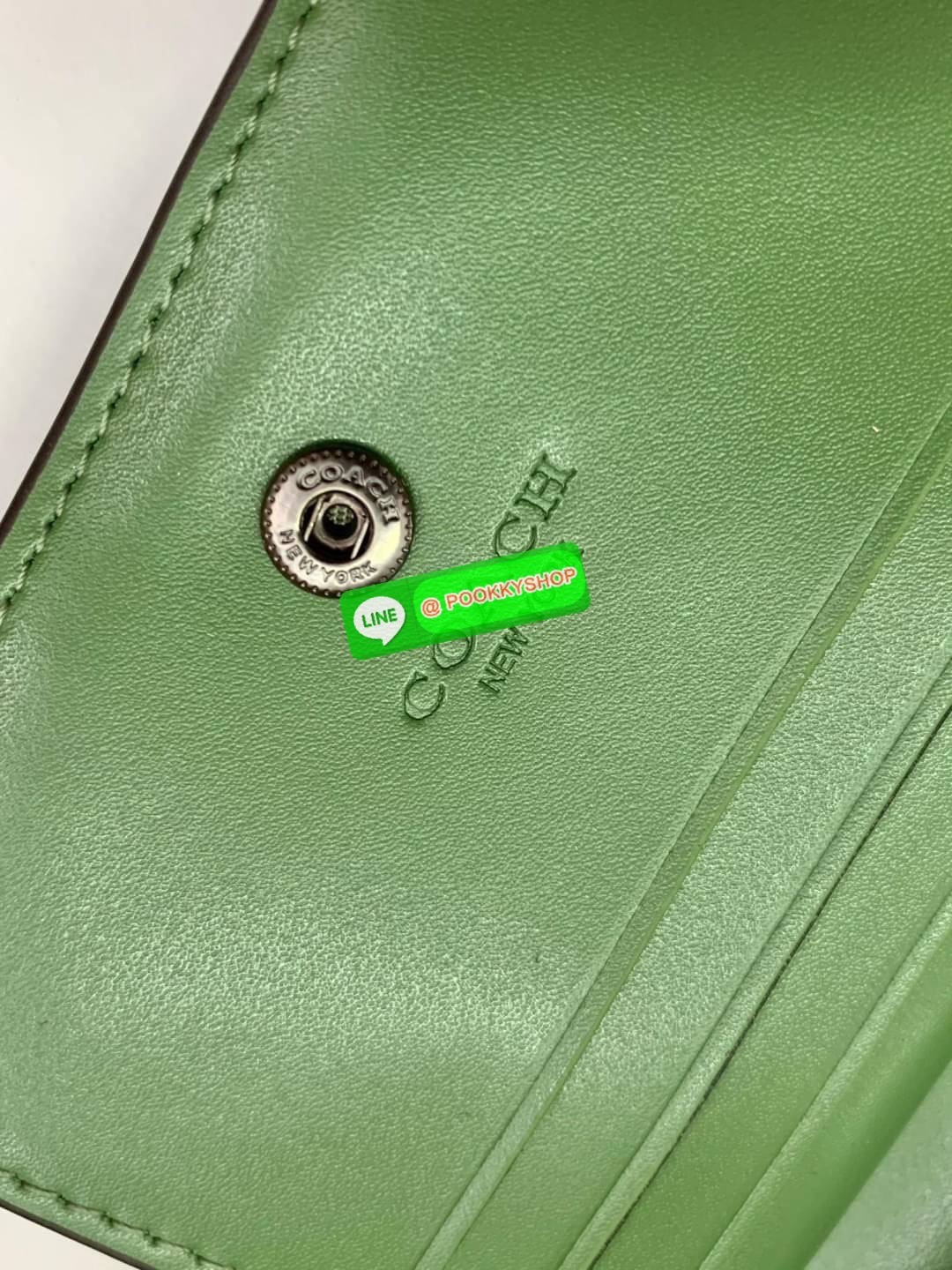 COACH SNAP WALLET ((8704//6941)) 🌍พร้อมส่ง ห้ามพลาด ก่อนหมดค่ะ! ✔️กระเป๋าเงินใบสั้น หนังแท้ แต่ละสีปริ้นลายได้สวยงาม แตกต่างกันไปค่ะ ✔️เปิด-ปิดกระเป๋าแบบกระดุม ภายในมีช่องใส่ธนบัตรตามยาว และช่องเสียบบัตร5ช่อง//มีช่องซิปแยกฝั่งห้อยด้ว