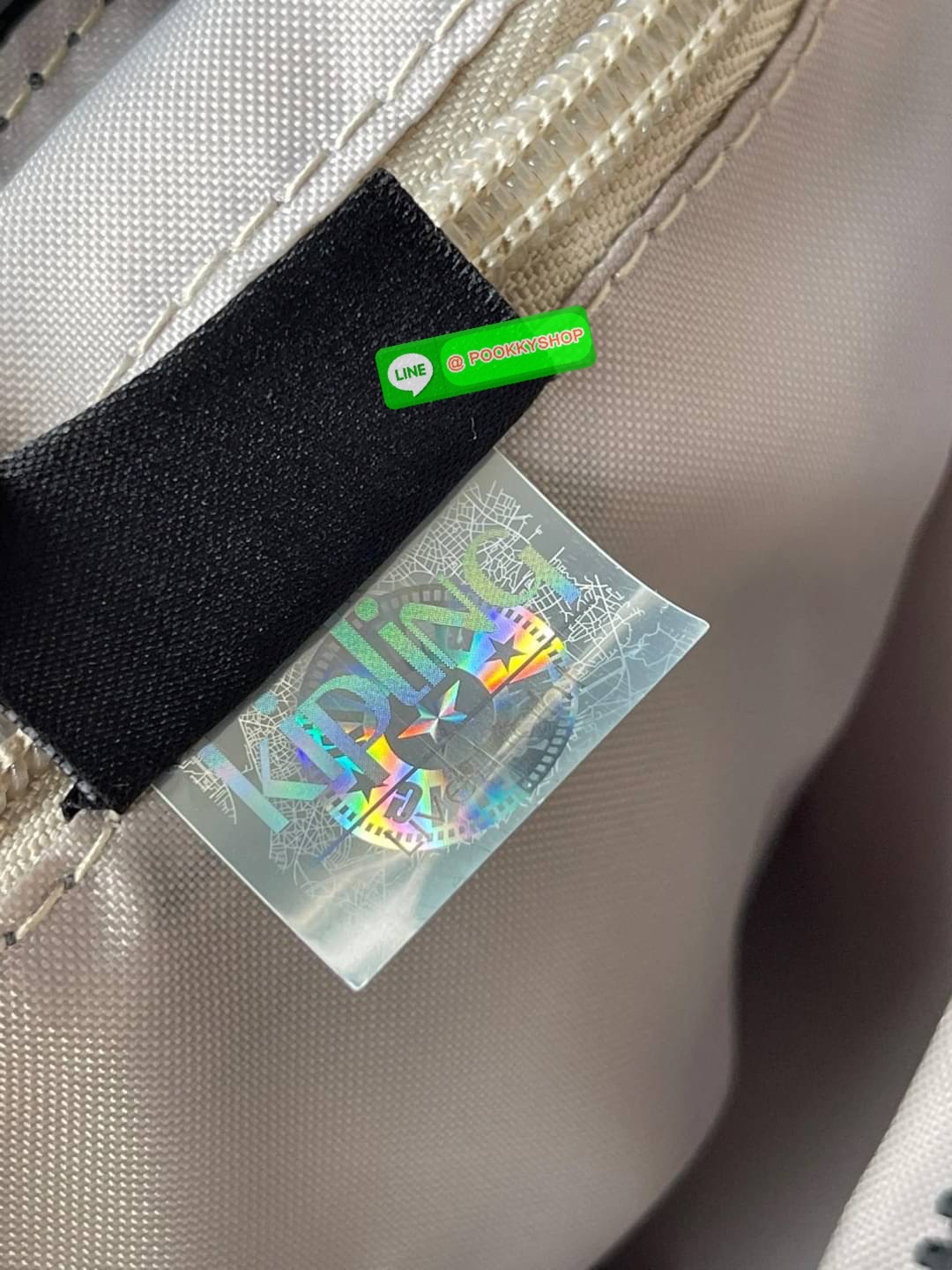 💕Kipling Silen Crossbody Bag กระเป๋าสะพายไหล่ช่วยเพิ่มความโมเดิร์นไม่ตกเทรนด์ให้กับลุคตามสไตล์การแต่งกายของคุณมากขึ้น มีน้ำหนักเบา พกพาไปไหนมาไหนได้สะดวก ใส่สิ่งของได้ครบครันโดยไม่ต้องกังวล นอกจากนี้ ยังมีสายสะพายที่ปรับระดับได้ มีช่องใส่ของเพิ่มเ