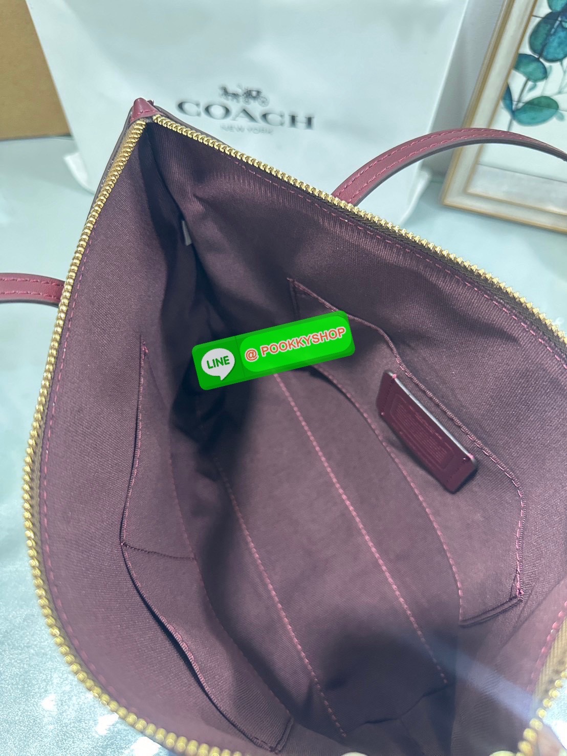 Coach Tote CX587 รุ่นม้าแคร่ Signature Patchwork แดงเบอร์กันดีสุดหรู ✨ รุ่นขายดี ลาย Signature Canvas พร้อมโลโก้ลายรถม้าเพิ่มลูกเล่นเด่นไม่เหมือนใคร 💼 ขนาดกำลังดี น้ำหนักเบา หิ้วไปทำงานหรือใส่ของรายวันก็เก๋