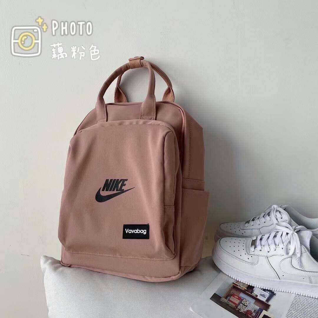 กระเป๋าสะพายหลัง Nike รุ่นนี้ขอบอกว่าชนช๊อปใช้ได้ทั้งผู้ชาย ผู้หญิง เด็ก ผู้ใหญ่ ใส่ได้จ้ะ จุของได้เยอะ น่าใช้มากๆแม่ กระเป๋ามีหลายช่อง จะถือก็ได้สะพายก็เท่ห์ มีมาให้เลือกช๊อปถึง 3 สี