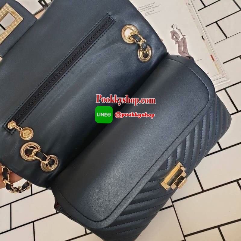 มาเพิ่มละค่า งาน Best Seller พร้อมสีใหม่สวยๆ มาให้เลือกเพิ่มอีก 2 สี !! KEEP รุ่น shoulder chevron chain handbag สวย หรู มากๆ เลยน๊า กระเป๋าอยู่ทรง หนังตัวใหม่ Microfiber สวย ทนกว่าเดิม ตัวกระเป๋าเย็บประณีต สายโซ่ปรับ สั้น ยาวได้คะ ภายในสีแดง มีช่องใส่ของ