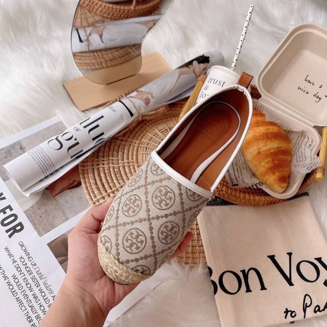 งานเข้าใหม่ เพิ่งเข้าเรยจร้า สีใหม่ รองเท้าผ้าใบ ทอรี่เบิร์ชโมโนแกรม ตัวใหม่ ล่าสุดปีนี้ แบบ คุณเบลล่า สวยค่ะ ผ้าทอสวย เหมือนแท้ พื้นปั้มแบรนด์