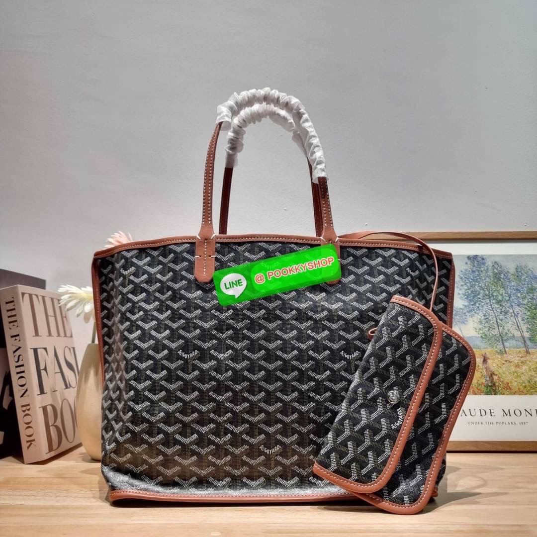 GOYARD ANJOU REVERSIBLE TOTE 🔆 Details ฮอตไอเท็ม กับกระเป๋าสะพายทรงโท้ท ใบใหญ่จุใจ!! มาครบสีขายดี เลิศทุกสี รูปทรงคลาสสิค ดีไซน์เป็นเอกลักษณ์ ใช้งานได้หลากหลาย สามารถกลับด้านใช้ได้แบบไม่มีเบื่อ พิมพ์ลายสวยคม ภายในโล่งกว้างมาก มาพร้อมหูคล้องไหล่ในต