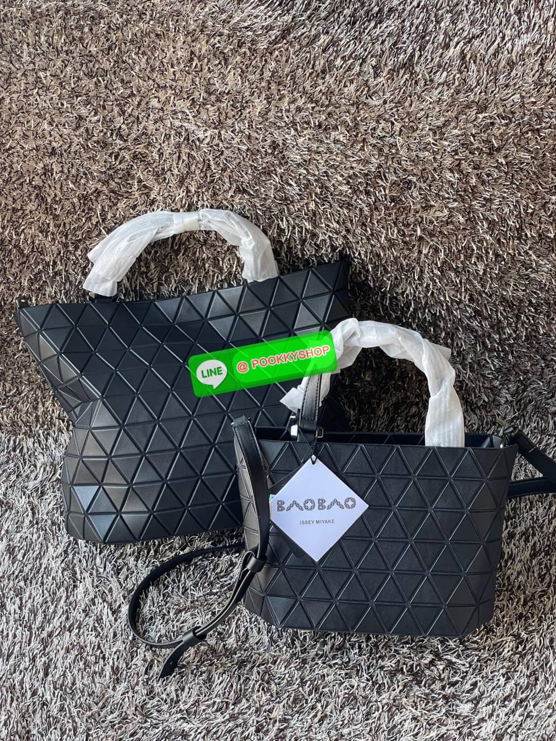 💕BAO BAO ISSEY MIYAKE MATTE CRYSTAL SMALL TOTE เป็นกระเป๋าทรงโท้ทที่มีความพิเศษด้วยการออกแบบแผ่นสามเหลี่ยมแบบใหม่จัดเรียงต่อกันในแนวตั้งเสริมกระเป๋าให้ดูหรูหรา ทันสมัย และดูมีเอกลักษณ์เป็นของตัวเอง อีกทั้งยังมีโครงสร้างฐานตาข่าย นอกจากช่วยให้กระเป