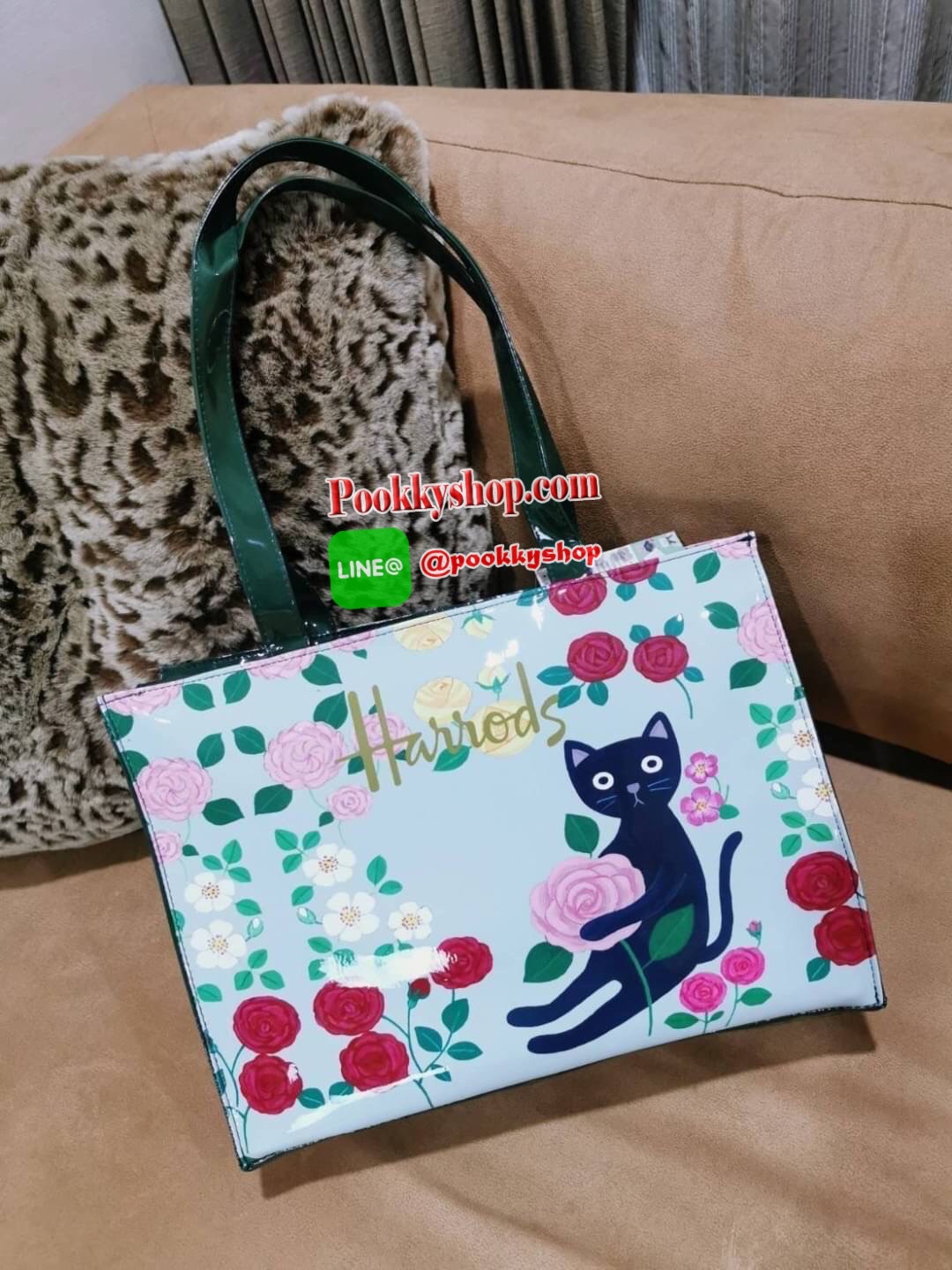 Restock พร้อมส่งแล้วค่ะ! Harrods London Top-handle Shopping Bag Large กระเป๋า Shopping Bag (Size L) แบรนด์ดังจากอังกฤษไอเท็มยอดนิยม PVC+Polyester 100% ของแท้ใบใหญ่ เนื้อหนาอยู่ทรง กันน้ำ แข็งแรง น้ำหนักเบา เปิดปิดด้วยซิปสะดวกใช้หัวซิปปั้มโลโก้แบรนด์อะไหล่