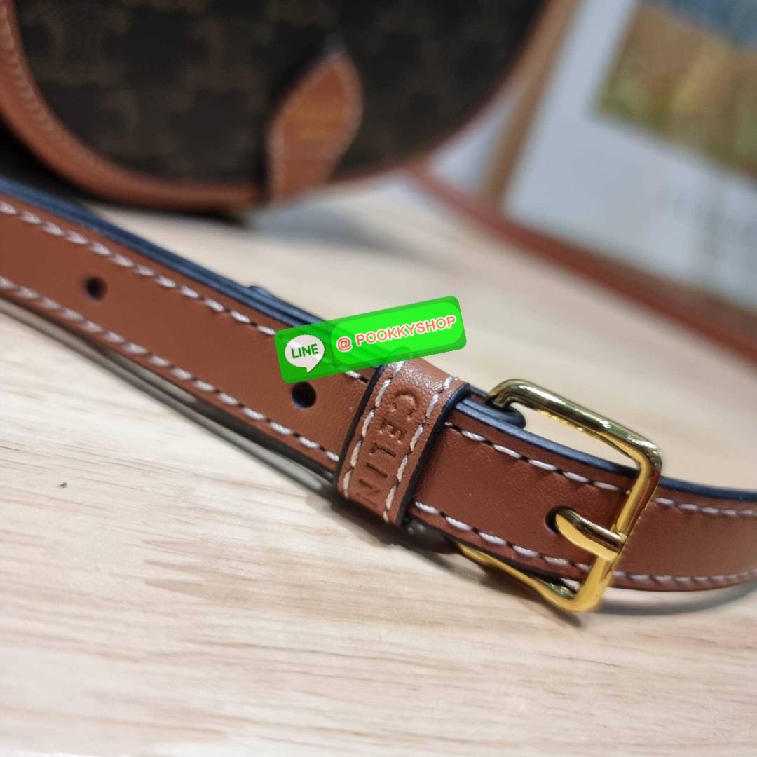 🔆 Model CELINE FOLCO SHOULDER BAG IN TRIOMPHE CANVAS 🔆 Details รุ่นยอดฮิต ขายดีไม่มีตก กับกระเป๋าสะพายข้าง ทรงสวยโดดเด่นเป็นเอกลักษณ์ ดีไซน์โค้งมนสวยงาม เปิด-ปิดกระเป๋าด้วยสายหนัง สายสะพายในตัว ปรับได้ ภายใรเป็นช่องโล่ง แบ่งสัดส่วนไว้อย่าง