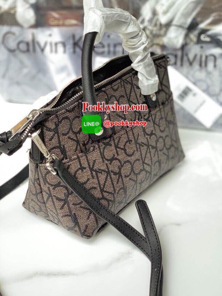 New arrival !!! Calvin Klein Crossbody Bag กระเป๋าถือหรือสะพายรุ่นยอดนิยม วัสดุ PVC คุณภาพดี น้ำหนักเบา ตัวกระเป๋าออกแบบลาย CK ทั้งใบ ด้านหน้าประดับด้วยโลโก้แบรนด์สุดหรู เปิด-ปิดกระเป๋าด้วยซิปสะดวกใช้ ด้านในโล่งกว้างมีช่องซิปและช่องเล็กสำหรับใส่ของ ใส่กระ