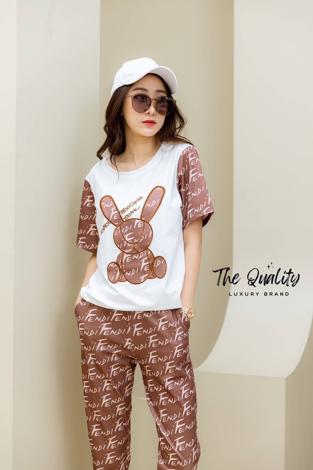 พร้อมส่ง!!! New collection Fendi งานป้ายปักโลโก้เสื้อผ้ายืดกระชับได้ผ้าดีมาก ใส่สบาย กางเกงยืดกระชับใส่เย็นผ้าดีมาก มีกระเป๋า 2 ข้างใส่สบาย รีบจัดแนะนำเลย การันตีคุณภาพดีสุด 10/10 lable Dior