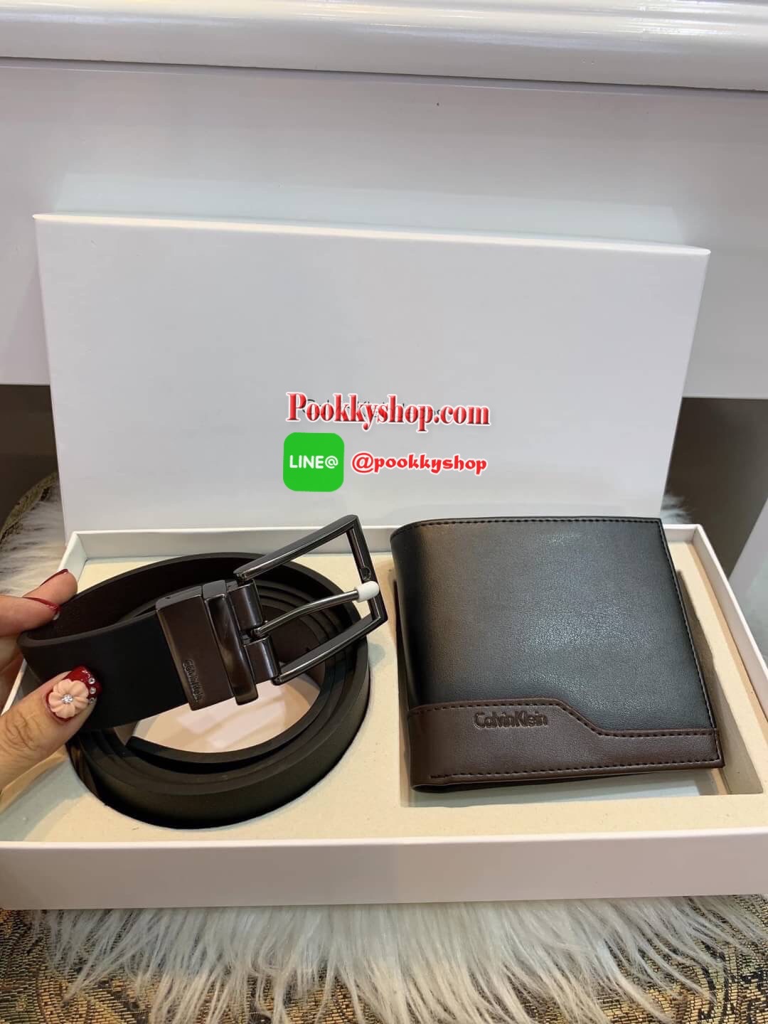 SETสุดคุ้ม!!! ซื้อ1ได้ถึง2 CALVIN KLEIN LEATHER BELT & WALLET VALUE PACK Limited Edition ทั้งเข็มขัด และกระเป๋าสตางค์พับสองตอนภายในมีช่องใส่บัตร ช่องใส่เหรียญ ใส่ธนบัตรแยกเป็นสัดส่วน คุณภาพดีตามแบบฉบับของแบรนด์ เข็มขัดสามารถกลับด้านใช้ได้ทั้งสีดำและสีน้ำต