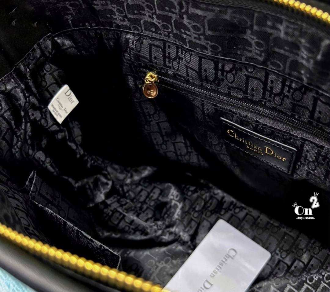 Dior Christian 🎁🎁มาแล้วค่ะdior christian สำหรับใครที่รอรุ่นนี้ ลายมาใหม่ ขนาดใหญ่ กำลังพอดีใส่ของได้เยอะ ตัวกระเป๋าผลิตจากผ้าทออย่างดีแน่นหนา ปั๊มแบรนด์ทุกจุด