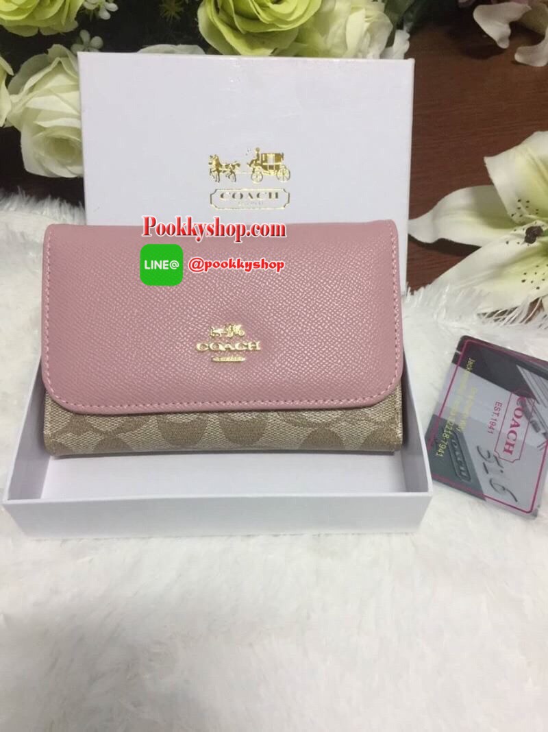 COACH รุ่น F32485 MEDIUM ENVELOPE WALLET IN SIGNATURE CANVAS (IMAA8s) กระเป๋าสตางค์สามพับ วัสดุ Siganture Coated Canvas เปิด-ปิดกระดุมแป๊ก ใส่บัตรได้มากกว่าสิบใบ ขนาดกำลังดี ดีไซต์โทนสีได้น่ารักมากๆ โลโก้สีทองประดับด้านหน้า น้ำหนักเบา สวยหรูตามสไตล์Coach