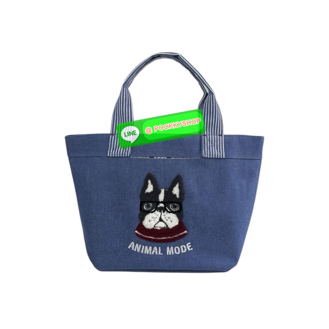 กระเป๋ามินิ Kusuguru Paulo Dyed Denim & Hickory ผ้าย้อมเส้นด้ายนี้มีเนื้อสัมผัสคล้ายผ้าเดนิม ต่างจากผ้าเดนิม ตรงที่ทนทานต่อสีตกและมีน้ำหนักเบา ลายปัก Sagara สามมิติอันโดดเด่นสะดุดตานั้นน่าประทับใจอย่างยิ่ง กระเป๋าใบนี้มีขอบกระเป๋าที่กว้างและขนาดที่ใช้งานง