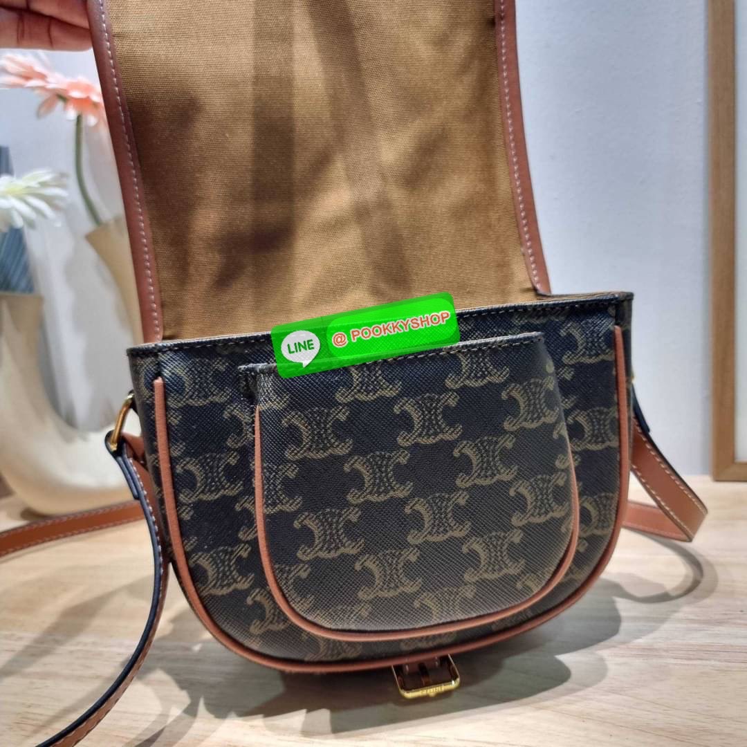 🔆 Model CELINE FOLCO SHOULDER BAG IN TRIOMPHE CANVAS 🔆 Details รุ่นยอดฮิต ขายดีไม่มีตก กับกระเป๋าสะพายข้าง ทรงสวยโดดเด่นเป็นเอกลักษณ์ ดีไซน์โค้งมนสวยงาม เปิด-ปิดกระเป๋าด้วยสายหนัง สายสะพายในตัว ปรับได้ ภายใรเป็นช่องโล่ง แบ่งสัดส่วนไว้อย่าง