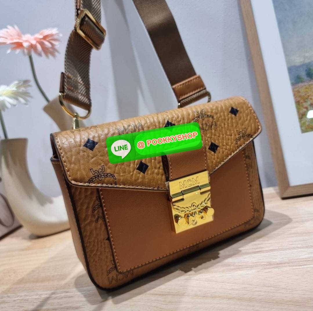 MCM SMALL MILLIE CROSSBODY IN VISETOAS กลับมาแน่นๆกับไอเท็มสุดฮิต!! ดาราเซเลปใช้กันเพียบ กระเป๋าสะพายข้าง ดีไซน์กึ่งสปอร์ต แต่แฝงความหรูในตัว ใช้งานง่ายด้วยขนาดที่พอเหมาะ และสายสะพายสปอร์ตที่สะพายคาดได้สะดวก จะสะพายข้าง สะพายแบบคาดอก ก็ดูดีไปหมด เปิด-ปิดด