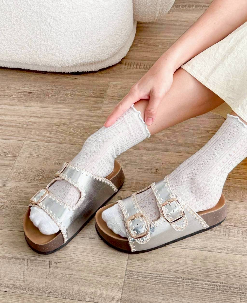 แบบมาใหม่ รองเท้าทรงไบเก้น ส้นหนา 1.5 นิ้ว เย็บตกแต่งลาย งานแฮนด์เมดช่างไทย พื้นเสริมฟองน้ำตรงส้นเท้า ใส่สบาย เข็มขัดปรับระดับเข้าออกได้ เป็นงานส้น PVC แต่งลายไม้ โดนน้ำได้ ไม่เหม็นอับ น้ำหนักเบา