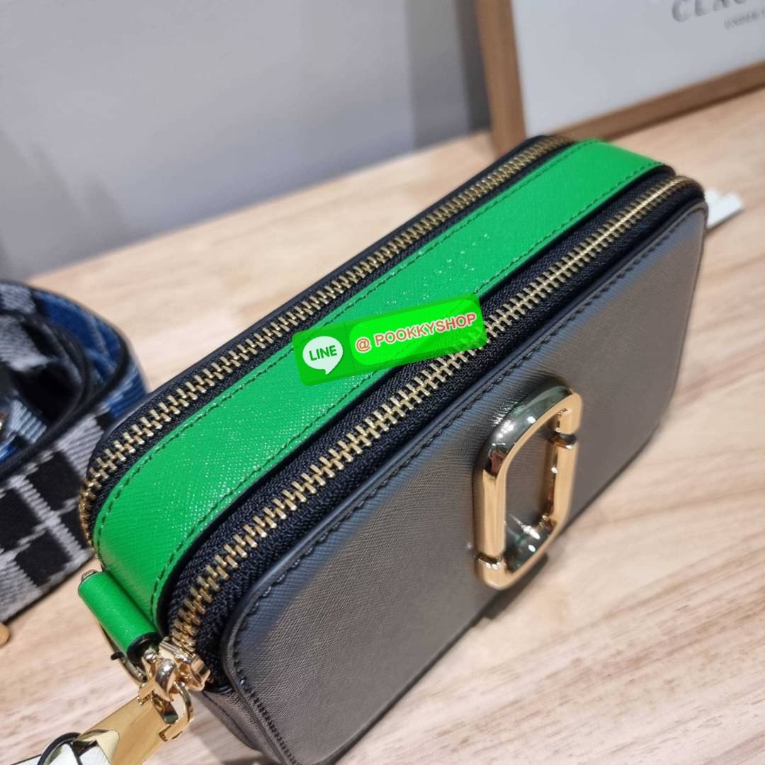 MARC JACOBS THE SNAPSHOT CAMERA BAG ไอเท็มยอดฮิตที่โดดเด่นเป็นเอกลักษณ์ กับกระเป๋าสะพายข้างสุดปัง เรียกได้ว่าไม่ซ้ำใคร!! วัสดุหนังวัว สวยอยู่ทรง เปิด-ปิดกระเป๋าด้วยซิป มีซิปหลัก 2 ช่อง แบ่งสัดส่วนไว้ดีมาก มาพร้อมสายสะพายสปอร์ตเส้นใหญ่ ที่ออกแบบโทนสีมาให้เ