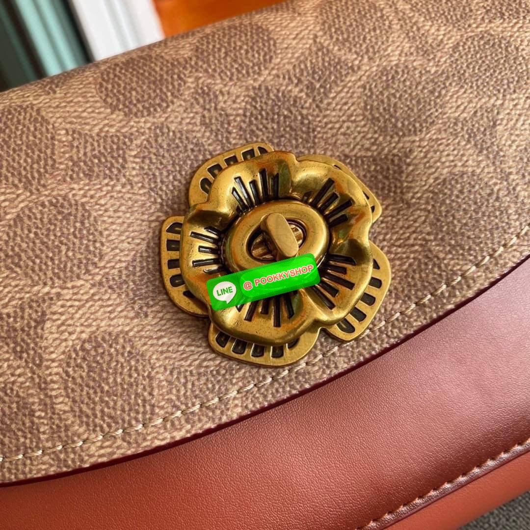 COACH PARKER 18 IN SIGNATURE CANVAS WITH RIVETS (COACH 30592) มาแล้วแม่ รุ่นที่สาวๆเรียกร้องถามหากันบ่อยๆ สุดหรูดูไฮโซมากแม่ ใครได้ไปรับรองหลงรักไม่ผิดหวังคะ วัสดุหนังแท้ สลับหนังแคนวาส รูปทรงสวย ตัวล๊อคกระเป๋าเป็นรูปดอกไม้ด้านหน้าที่เป็นเอกลักษณ์ มาพร้อม