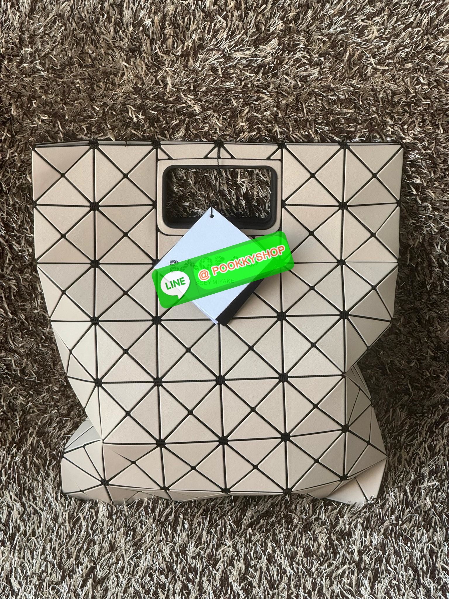 Baobao Issey Miyake large Bocca matte-finish tote bag BOCCA MATTE เป็นกระเป๋าถือรูปแบบใหม่ที่มีด้ามจับด้านในที่ช่วยให้กระเป๋าวางอยู่บนแขนหรือข้อมือได้อย่างนุ่มนวล เป็นกระเป๋าถือขนาดใหญ่นี้มีกระเป๋าด้านในพร้อมซิปที่ช่วยให้จัดเก็บได้อย่างปลอดภัย สามารถใส่แล