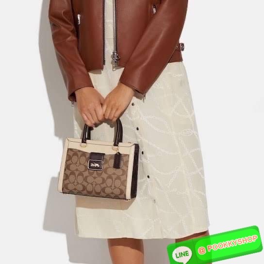 Coach Grace Carryall In Signature Canvas กระเป๋ารูปทรงสี่เหลี่ยมสุดคลาสสิก เป็นกระเป๋าอเนกประสงค์ที่สามารถใช้ได้แทบทุกโอกาส ไม่ว่าจะไปเรียน, ไปทำงาน, ไปเที่ยว หรือแม้แต่ไปชอปปิง ด้วยขนาดที่กำลังดี ไม่ใหญ่เทอะทะ แต่ก็ไม่เล็กจนเกินไป มาพร้อมหูหิ้วทั้งด้านบน
