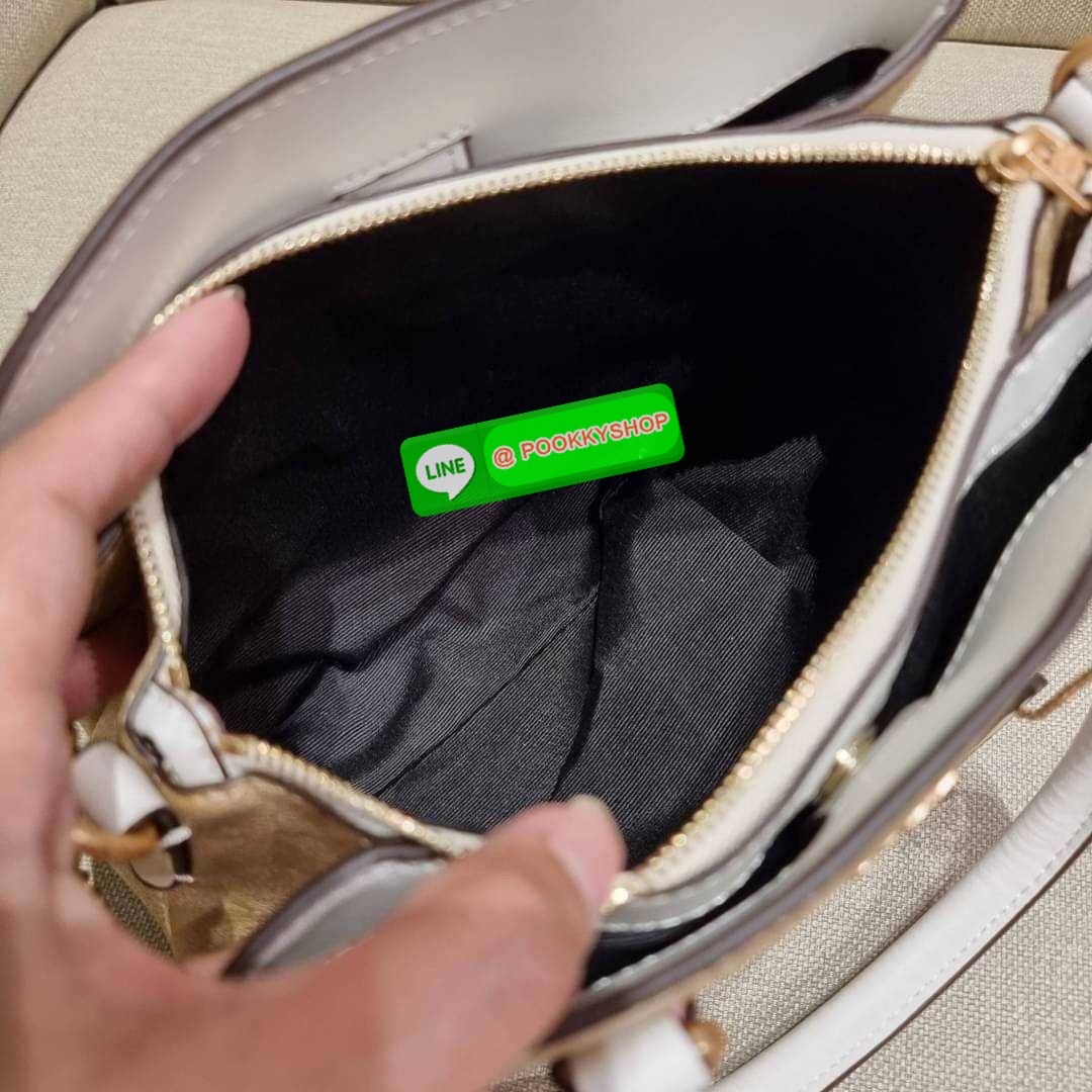 COACH F29434 MINI SAGE CARRYALL IN SIGNATURE CANVAS รุ่นยอดฮิต!! ที่สุดของกระเป๋าสะพายขายดี ต้องทรงถังมินิรุ่นนี้ วัสดุหนังแคนวาสเคลือบลาย สวย คลาสสิค มาพร้อมสายสะพายข้างและหูหิ้วในตัว ถอดออกถือคล้องแขนเก๋ๆ หรูๆยังได้ ภายในเป็นช่องโล่ง แบ่งสัดส่วนอย่างดี