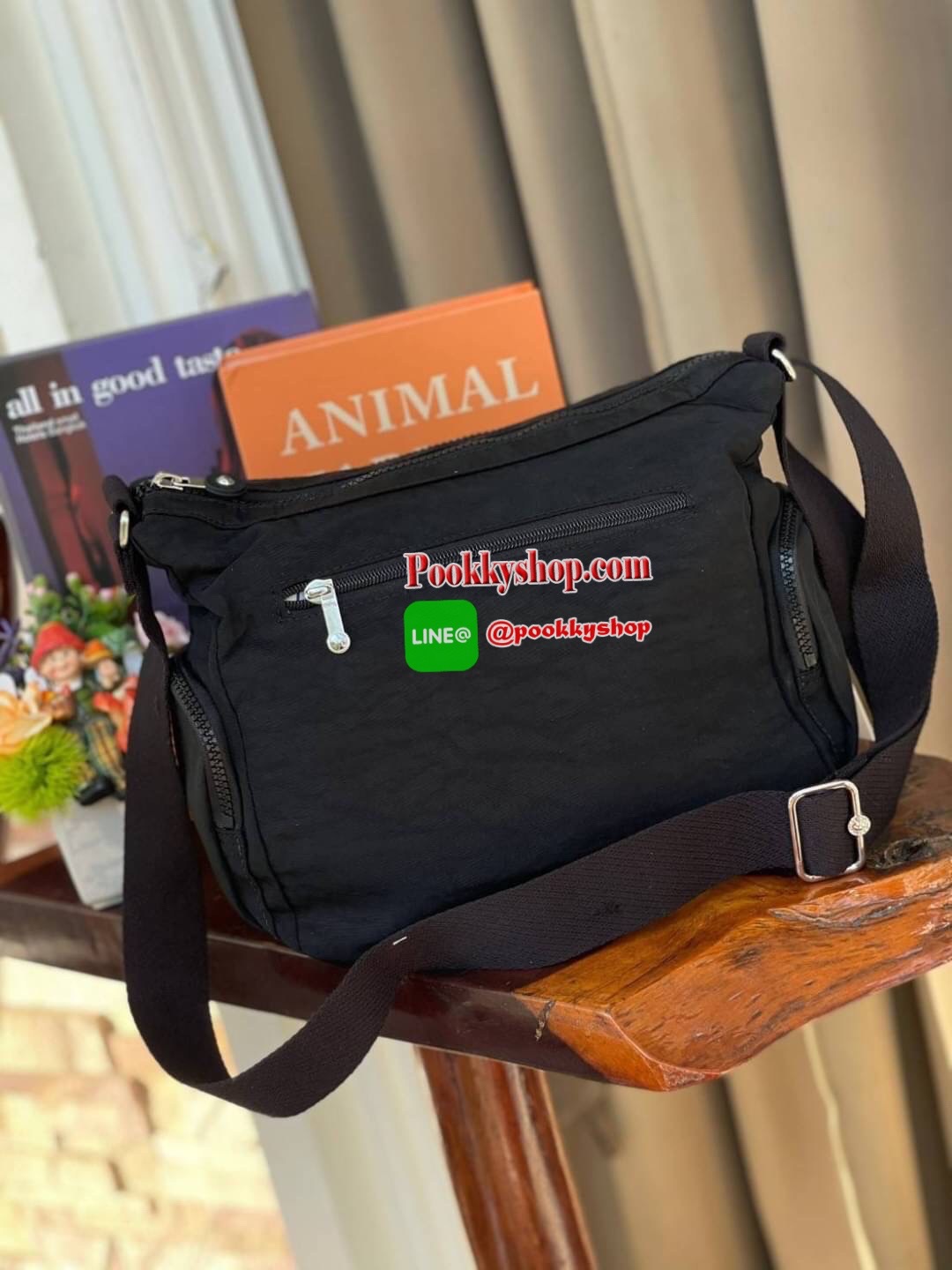 Kipling GABBIE S Crossbody Bag with Phone Compartment Bag กระเป๋าสะพายทรงครอสบอดี้ คอลเลคชั่นสุดฮิต แบบกระชับกับลำตัว วัสดุPolyamide100% มีช่องซิปใช้งานได้ทุกมุม ช่องใหญ่ภายในกว้าง ใส่มินิไอแพค กระเป๋าสตางค์ยาวและอื่นๆจุได้เยอะ สามารถสะพายได้ทั้งสายคู่และ