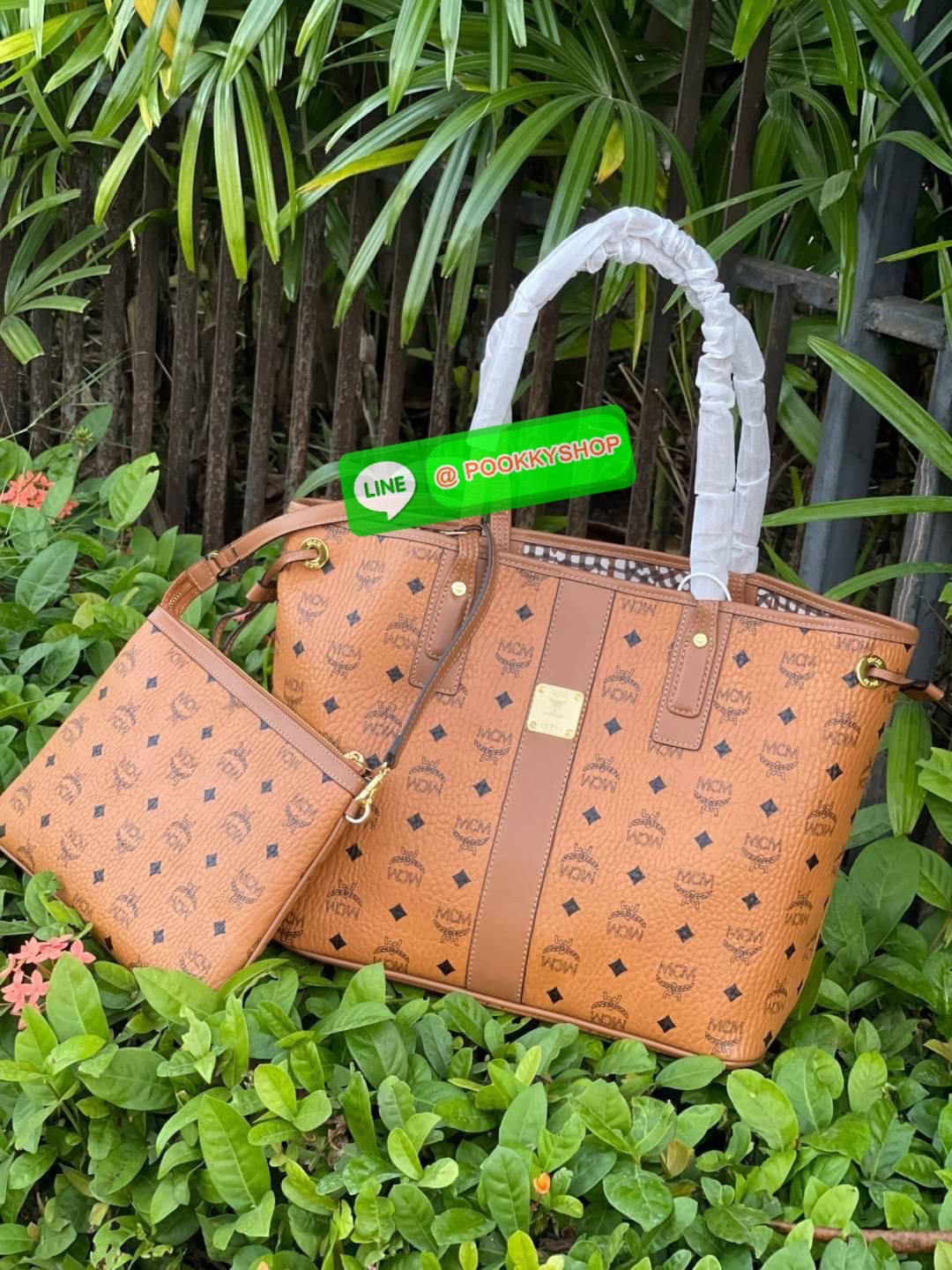 💕Mcm Liz Reversible Shopper in Visetos ขึ้นชื่อว่าเป็นกระเป๋าช็อปเปอร์ แน่นอนว่า จะต้องเหมาะสำหรับสาว ๆ ที่ชอบพกสัมภาระเยอะ ซึ่งรุ่นนี้ไม่ใช่แค่เพียงให้พื้นที่จุของกว้างขวางเท่านั้น แต่ยังออกแบบดีไซน์และรูปทรงให้มีความยืดหยุ่น มีหูรูดด้านข้างที่สา