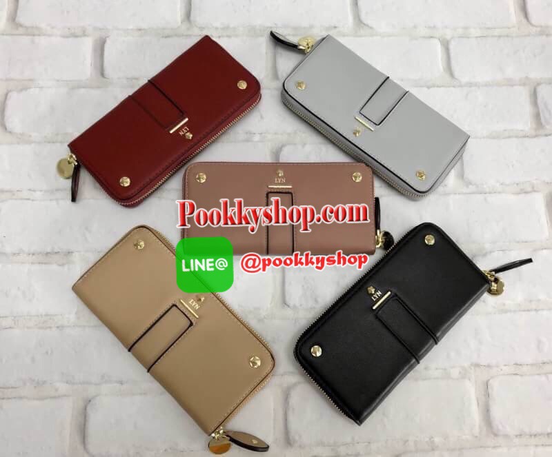 New arrival. LYN LONG WALLET BAG 2018 กระเป๋าสตางค์ใบยาวหนังเรียบ แต่งดีเทลเก๋ๆด้วยอะไหล่ทองทั้งหน้า-หลัง เปิดปิดกระเป๋าแบบซิป ที่จับซิปแบบหนังและตุ้มห้อยแบรนด์อะไหล่ทอง เก๋ทีเดียวค่ะ ภายในกระเป๋าแบ่งช่องใส่ธนบัตรและบัตรต่างๆ มีช่องซิปกลางค่ะ...ขนาดกำลังด