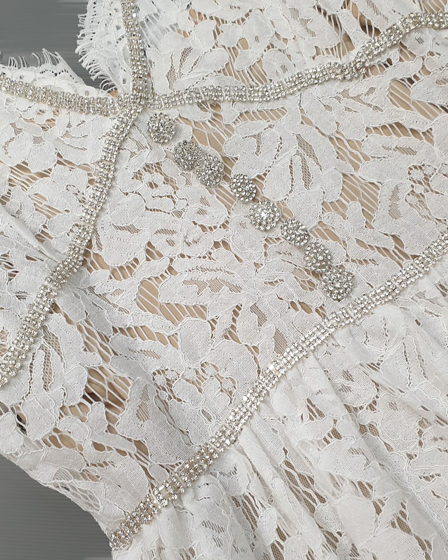 เดรสแฟชั่น เดรสเสื้อคอวีแขนตุ๊กตา กระโปรงต่อ3ชั้นรูดระบาย