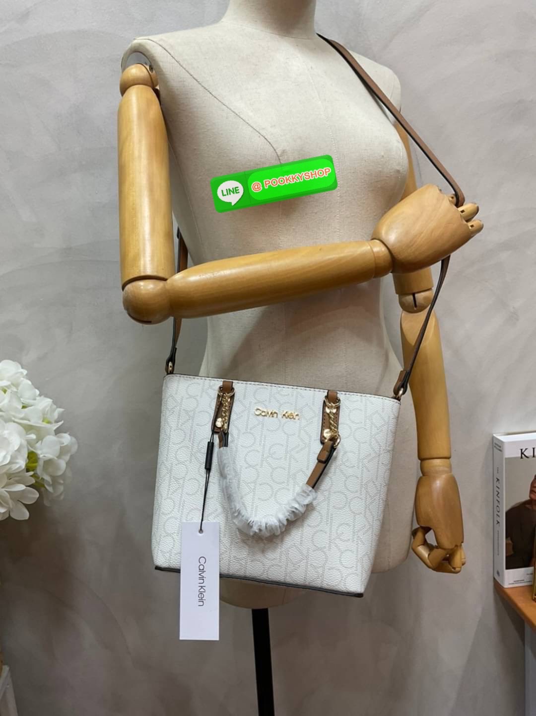 Calvin Klein Monogram Shopping Bag คอลเลคชั่นใหม่ล่าสุด ของมันต้องมี สวยหรูดูแพงมาก สำหรับรุ่นนี้!!! กระเป๋าถือ/สะพาย Crossbody รุ่นใหม่ชนช้อป รุ่นยอดนิยม วัสดุ PVC คุณภาพดี น้ำหนักเบา ด้านหน้าประดับด้วยโลโก้แบรนด์ ตัวกระเป๋าลาย monogram สวยหรู รอบใบ มาพร