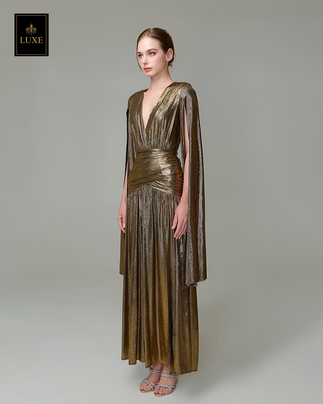 เดรสแฟชั่น แม็กซี่เดรสเสื้อคอวีป้าย แขนยาวเป็นผ้าคลุมในตัว กระโปรงเข้ารูปตรงสะโพก ผ่าหน้าขา ชายกระโปรงบาน