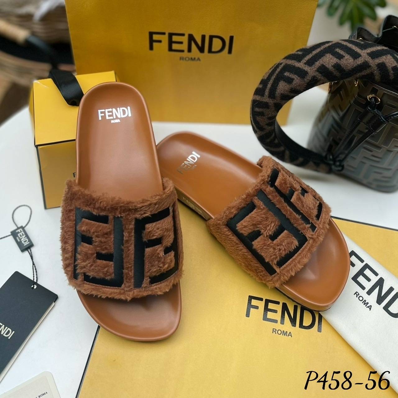 พร้อมส่ง งานมาใหม่ล่าสุดเลยค๊า รองเท้าแตะ ส้นแบน งานFe ndi. ขนเฟอร์นุ่มๆ งานปักโลโก้ น่ารักมากกกๆ ค่ะ นุ่ม ใส่สบาย มาไม่มากน้า รีบจัดเลยค๊า