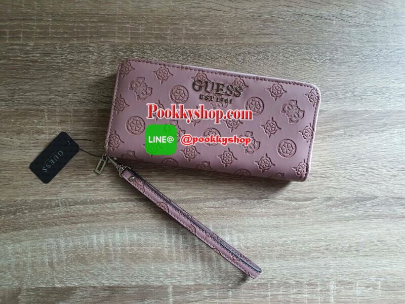 NEW ARRIVAL! GUESS WOMEN'S 2019 LONG WALLET กระเป๋าสตางค์ใบยาวหนังแต่งลายสุดหรู ด้านหน้าประดับโลโก้แบรนด์ เปิดปิดด้วยซิปมาพร้อมสายคล้องมือถอดแยกได้ ด้านหลังมีช่องซิป หัวซิปปั๊มแบรนด์ทุกจุด ภายในมีถึง 4 ช่อง มีช่องใส่ธนบัตรหลายช่อง ช่องซิปกลางและช่องใ