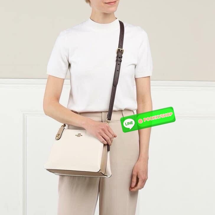 Coach C0698 เรียบแต่เฉียบทุกองศา ความคลาสสิกที่แฝงไว้ด้วยกลิ่นอายความเท่ ดีไซน์ทรงเหลี่ยมจับถนัดมือ ใส่ของจำเป็นได้ครบ เหมาะกับวันทำงาน หรือวันเดินเล่นสบาย ๆ ถือลุคคุณหนู หรือสะพายแบบสาวชิคก็ลงตัว