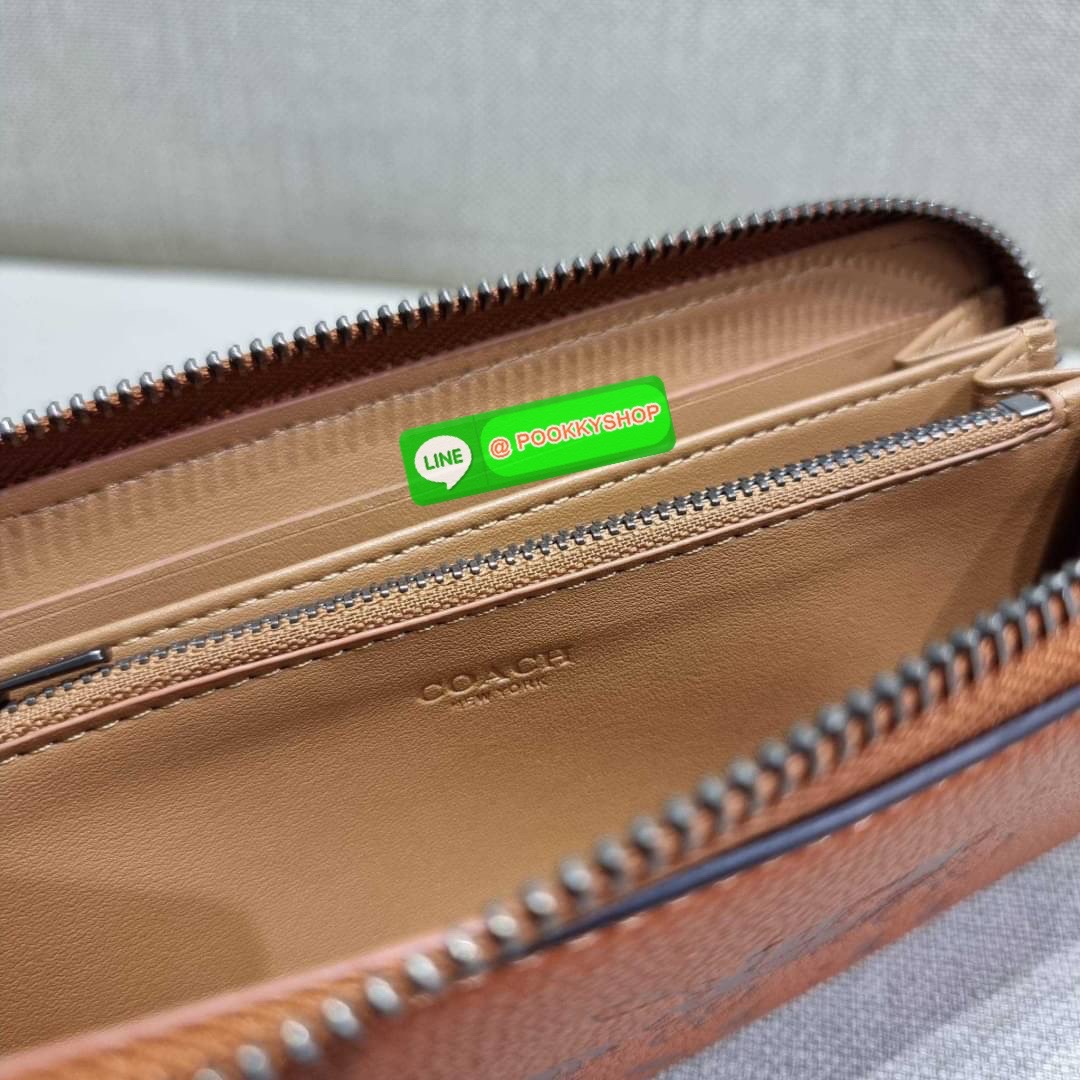 COACH C3548 LONG ZIP AROUND WALLET WITH HORSE AND CARRIAGE พร้อมเสิร์ฟความหรู กับคอลใหม่ สีสวย ผู้ดีขับผิวมาก กระเป๋าสตางค์ใบยาวกึ่งคล้องมือ เรียบหรู โดดเด่นด้วยโลโก้เอกลักษณ์ วัสดุหนัง pepble ทนทาน มาพร้อมสายคล้องมือ ถอดออกได้ ภายในใส่บัตรได้เยอะ มีช่องซ